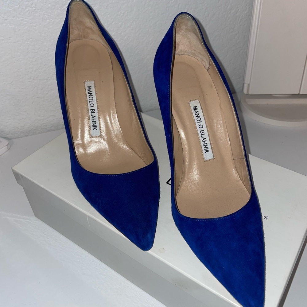 Manolo Blahnik BB 90mm Point Toe Pump - Size 7;
Cobalt Blue 💙
